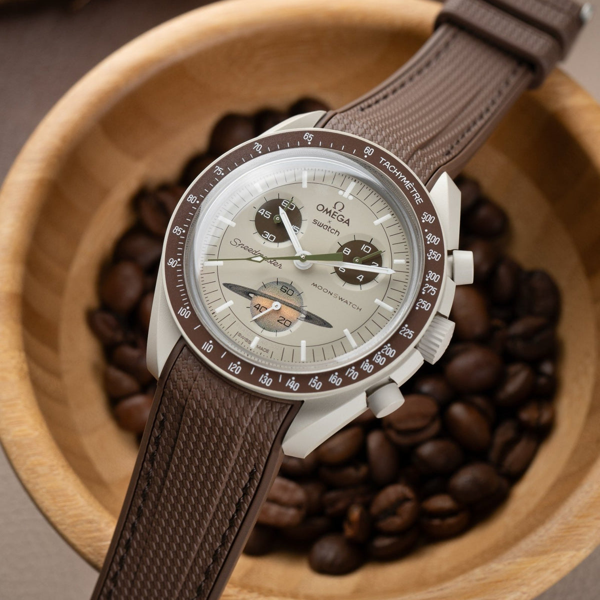 Bracelet Caoutchouc Mission Saturne Omega X Swatch Moonswatch Beige Avec Blanc main image 1