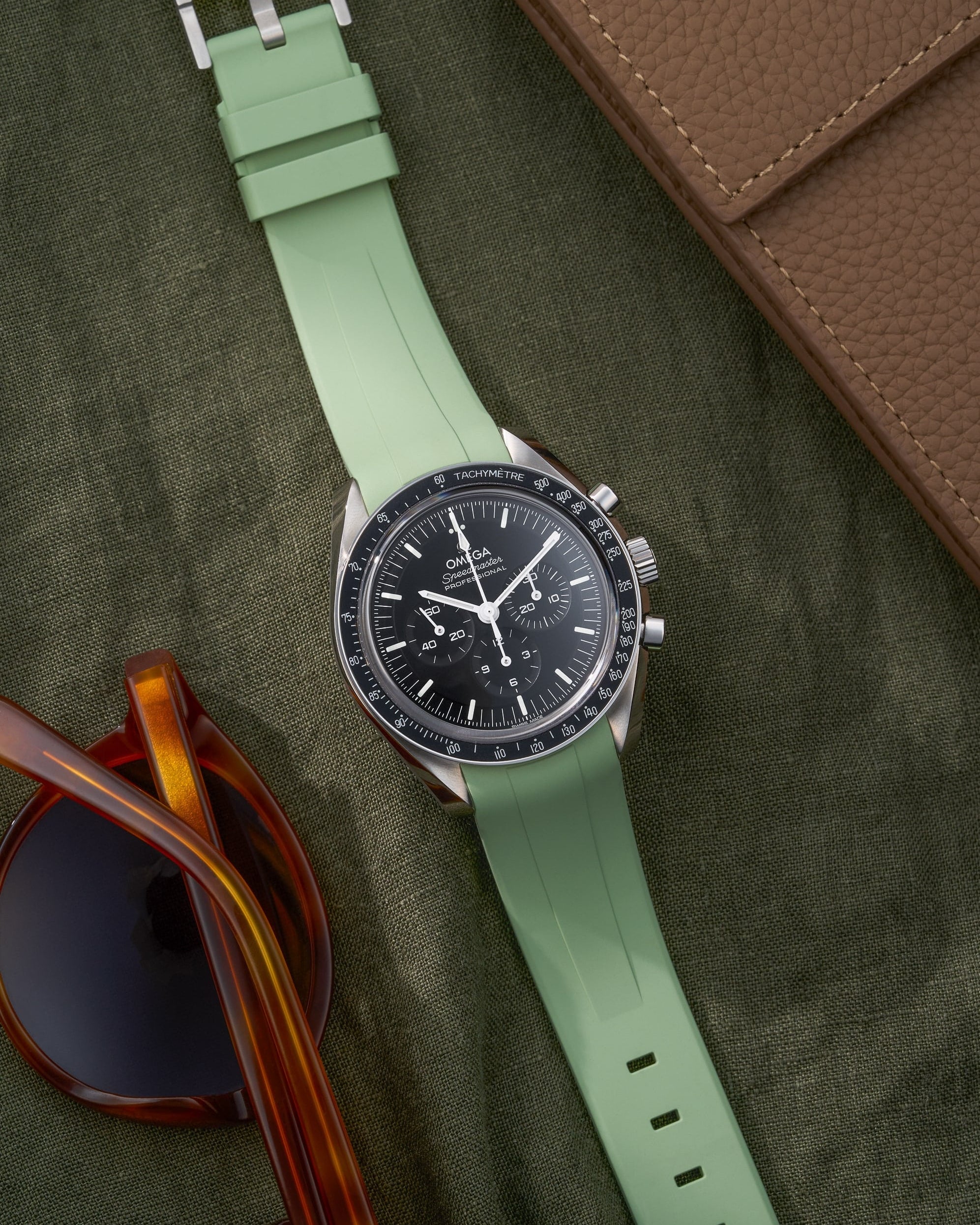 Omega Rubber Watch Strap watch band klockarmband uhrenband uhranarmband for Speedmaster MoonWatch Professinal Apollo 11 8 Ultraman Hesalite Sapphire Replacement speedytuesday speedy 57 sandwich dial 20mm what size strap for speedmaster 3861 watch strap for omega x swatch speedmaster moonswatch armband first watch on the moon first watch in space FOIS rubber UHRENARMBÄNDER Uhren Kautschukband cinturino in gomma black svart negro schwartz dark