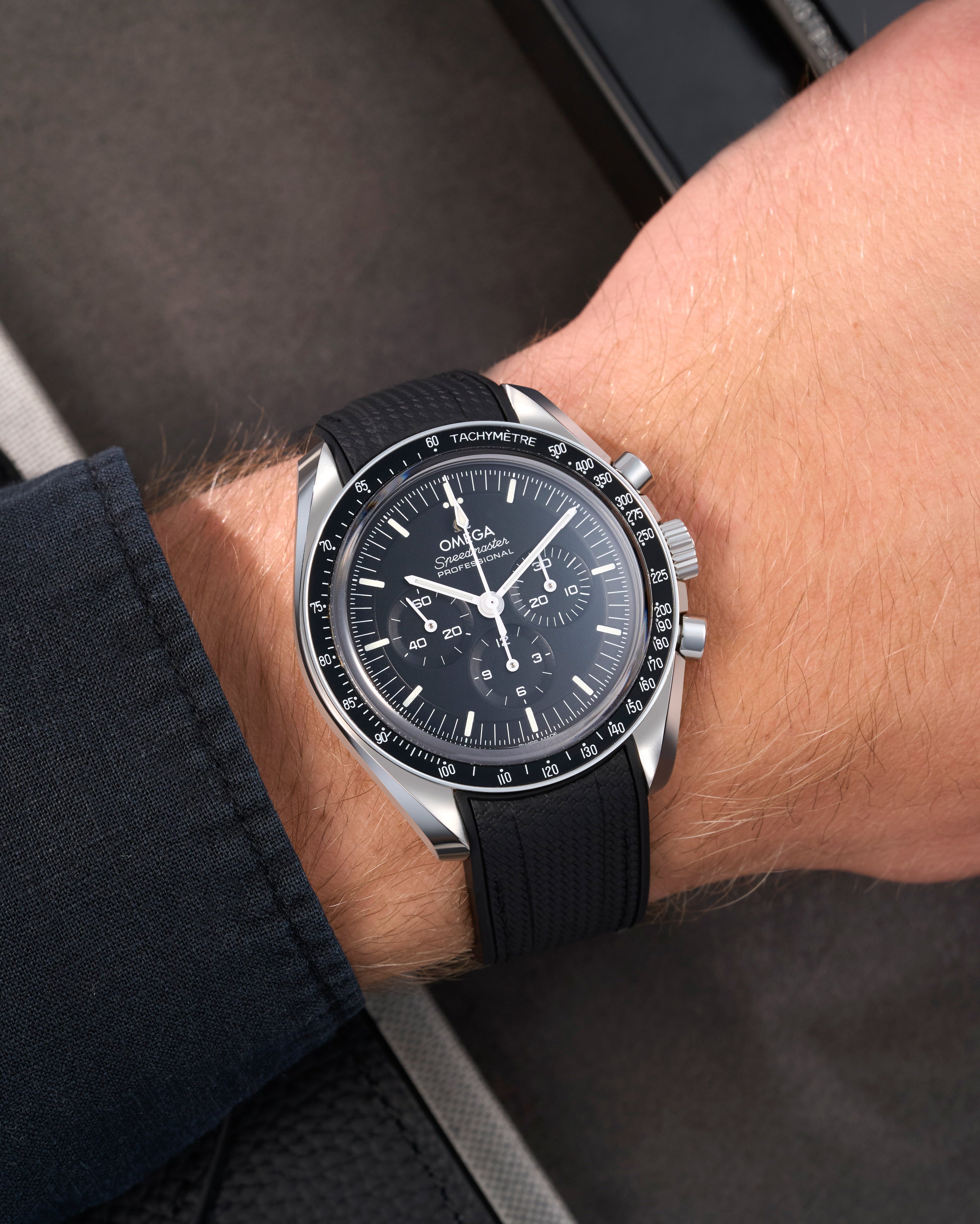 Omega Rubber Watch Strap watch band klockarmband uhrenband uhranarmband for Speedmaster MoonWatch Professinal Apollo 11 8 Ultraman Hesalite Sapphire Replacement speedytuesday speedy 57 sandwich dial 20mm what size strap for speedmaster 3861 watch strap for omega x swatch speedmaster moonswatch armband first watch on the moon first watch in space FOIS rubber UHRENARMBÄNDER Uhren Kautschukband cinturino in gomma black svart negro schwartz dark