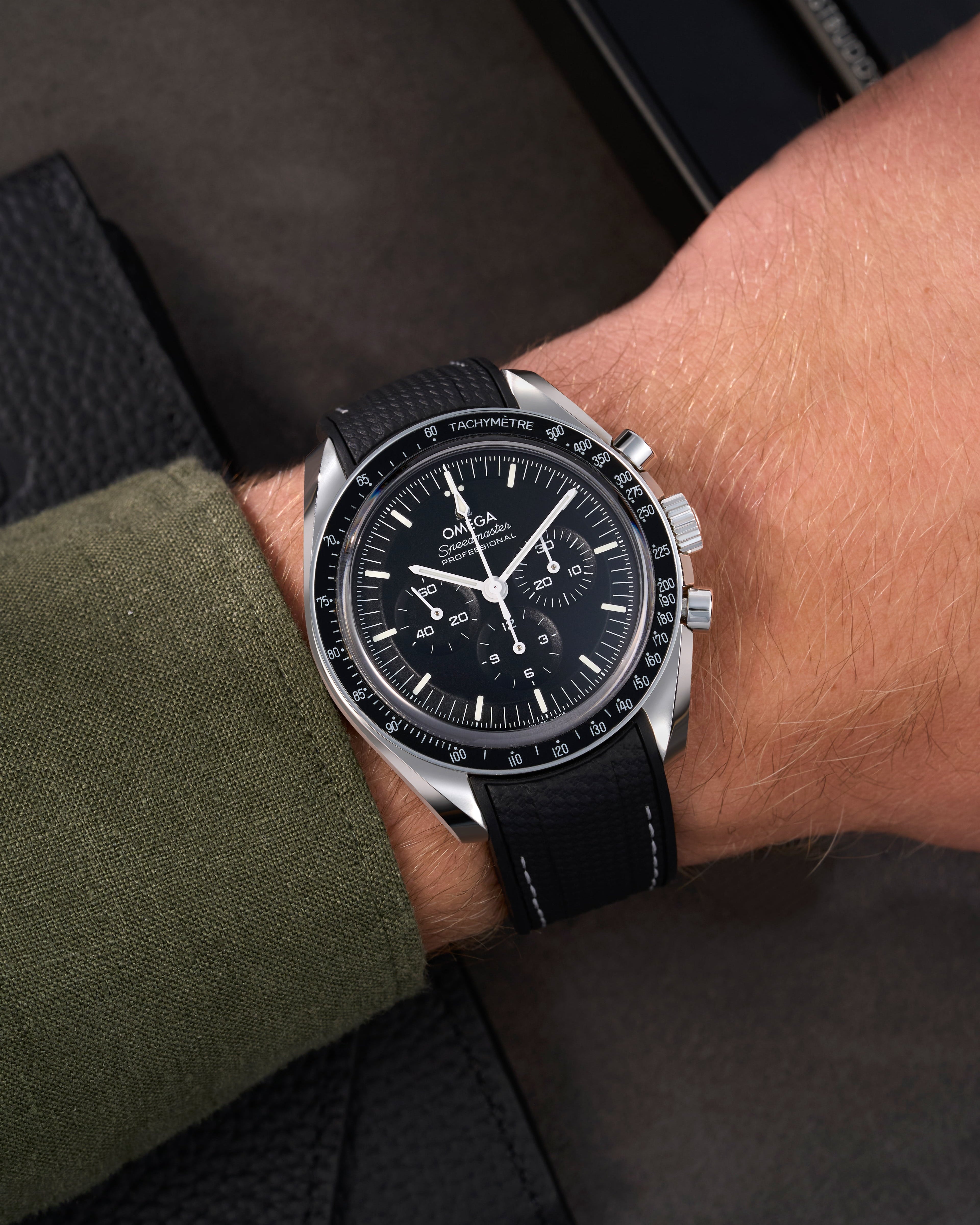 Omega Rubber Watch Strap watch band klockarmband uhrenband uhranarmband for Speedmaster MoonWatch Professinal Apollo 11 8 Ultraman Hesalite Sapphire Replacement speedytuesday speedy 57 sandwich dial 20mm what size strap for speedmaster 3861 watch strap for omega x swatch speedmaster moonswatch armband first watch on the moon first watch in space FOIS rubber UHRENARMBÄNDER Uhren Kautschukband cinturino in gomma black svart negro schwartz dark