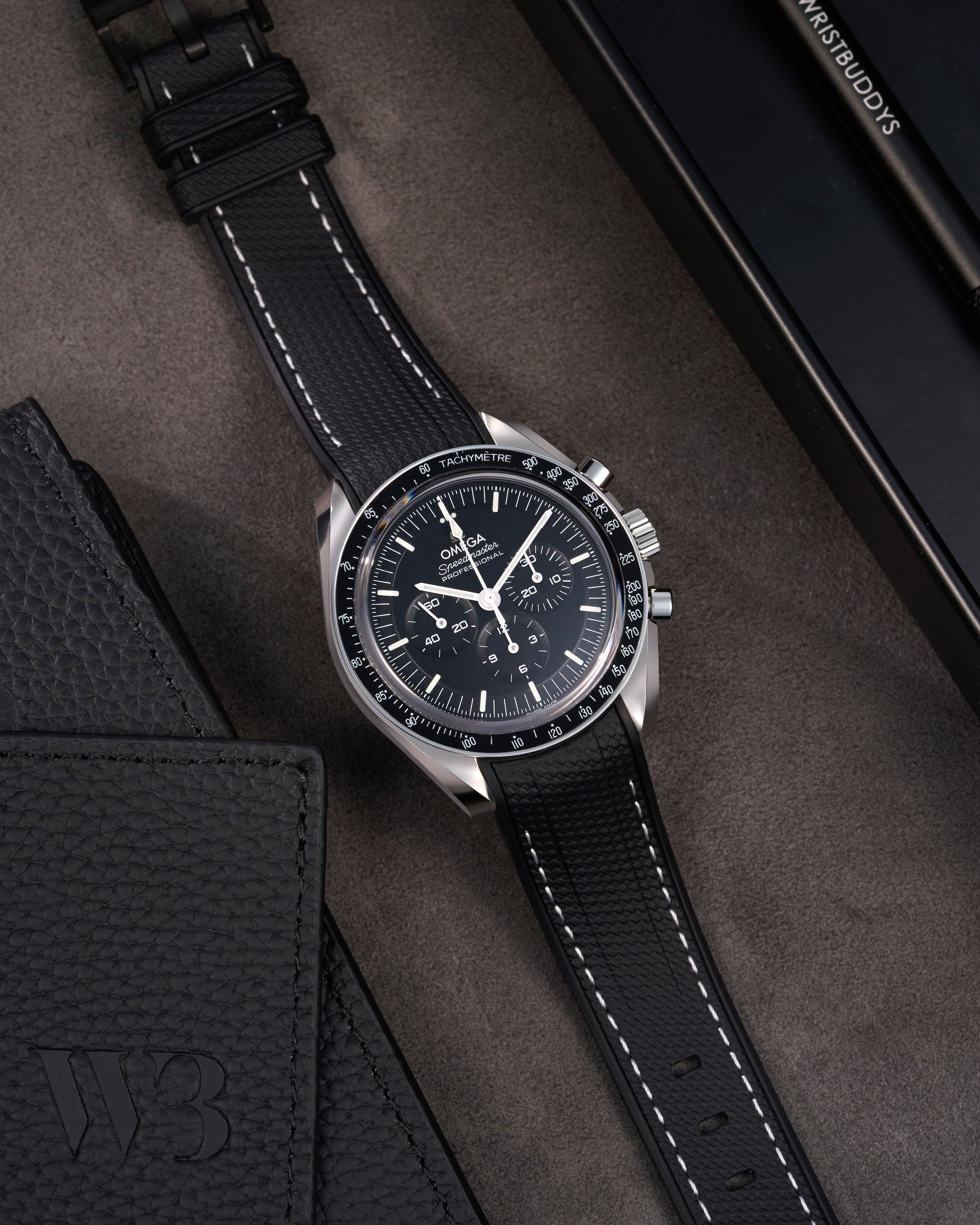 Omega Rubber Watch Strap watch band klockarmband uhrenband uhranarmband for Speedmaster MoonWatch Professinal Apollo 11 8 Ultraman Hesalite Sapphire Replacement speedytuesday speedy 57 sandwich dial 20mm what size strap for speedmaster 3861 watch strap for omega x swatch speedmaster moonswatch armband first watch on the moon first watch in space FOIS rubber UHRENARMBÄNDER Uhren Kautschukband cinturino in gomma black svart negro schwartz dark