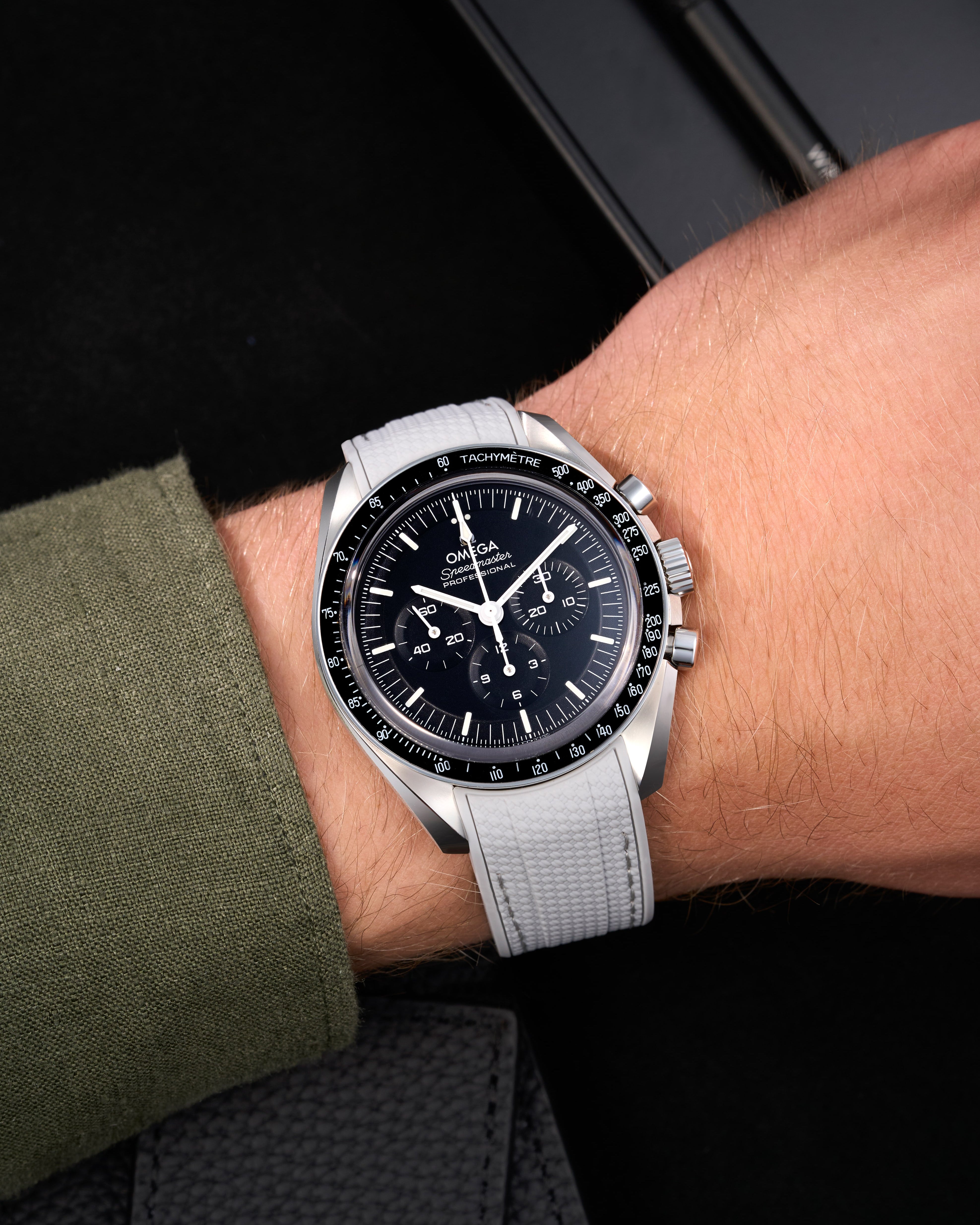 Omega Rubber Watch Strap watch band klockarmband uhrenband uhranarmband for Speedmaster MoonWatch Professinal Apollo 11 8 Ultraman Hesalite Sapphire Replacement speedytuesday speedy 57 sandwich dial 20mm what size strap for speedmaster 3861 watch strap for omega x swatch speedmaster moonswatch armband first watch on the moon first watch in space FOIS rubber UHRENARMBÄNDER Uhren Kautschukband cinturino in gomma black svart negro schwartz dark