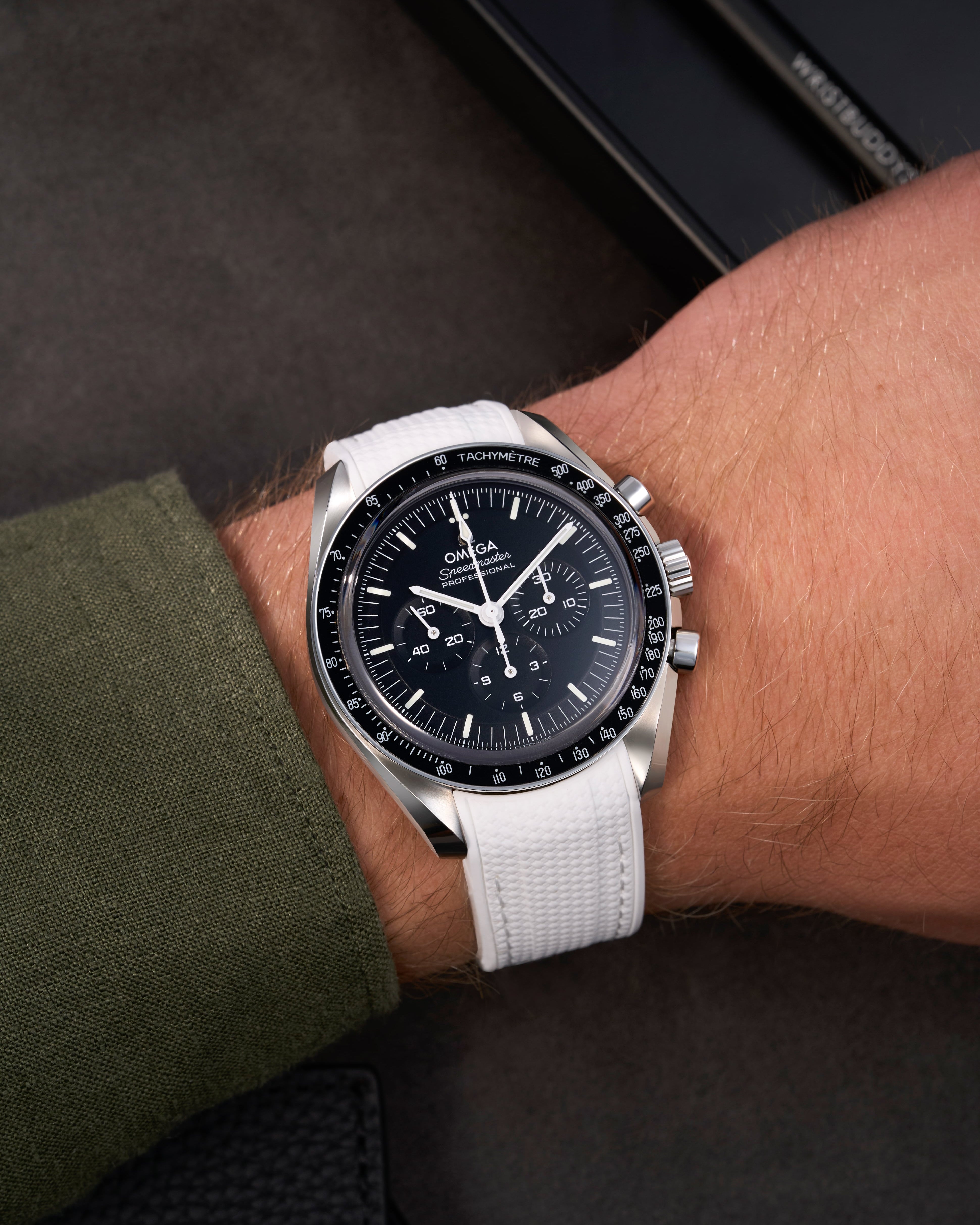 Omega Rubber Watch Strap watch band klockarmband uhrenband uhranarmband for Speedmaster MoonWatch Professinal Apollo 11 8 Ultraman Hesalite Sapphire Replacement speedytuesday speedy 57 sandwich dial 20mm what size strap for speedmaster 3861 watch strap for omega x swatch speedmaster moonswatch armband first watch on the moon first watch in space FOIS rubber UHRENARMBÄNDER Uhren Kautschukband cinturino in gomma black svart negro schwartz dark