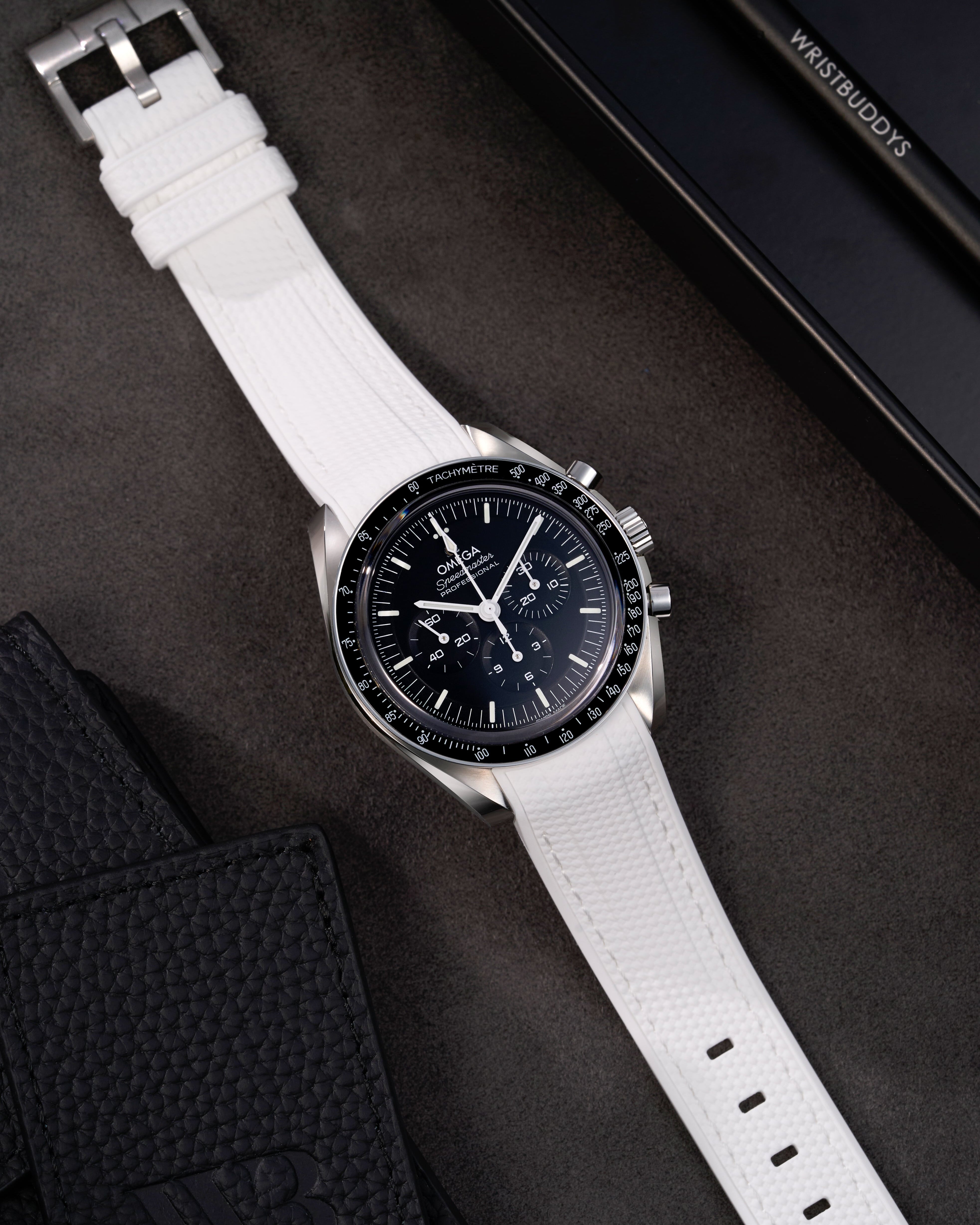 Omega Rubber Watch Strap watch band klockarmband uhrenband uhranarmband for Speedmaster MoonWatch Professinal Apollo 11 8 Ultraman Hesalite Sapphire Replacement speedytuesday speedy 57 sandwich dial 20mm what size strap for speedmaster 3861 watch strap for omega x swatch speedmaster moonswatch armband first watch on the moon first watch in space FOIS rubber UHRENARMBÄNDER Uhren Kautschukband cinturino in gomma black svart negro schwartz dark