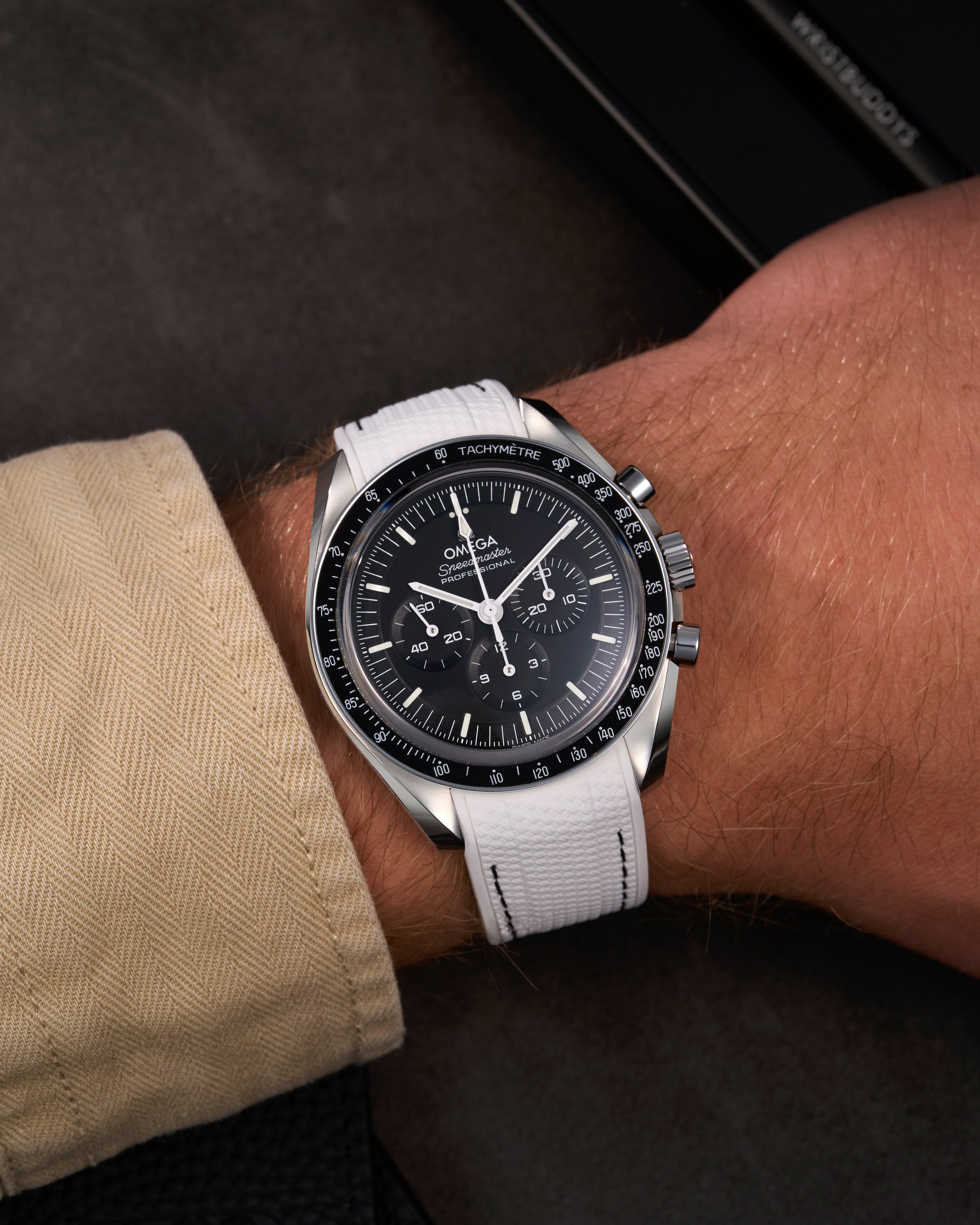 Omega Rubber Watch Strap watch band klockarmband uhrenband uhranarmband for Speedmaster MoonWatch Professinal Apollo 11 8 Ultraman Hesalite Sapphire Replacement speedytuesday speedy 57 sandwich dial 20mm what size strap for speedmaster 3861 watch strap for omega x swatch speedmaster moonswatch armband first watch on the moon first watch in space FOIS rubber UHRENARMBÄNDER Uhren Kautschukband cinturino in gomma black svart negro schwartz dark