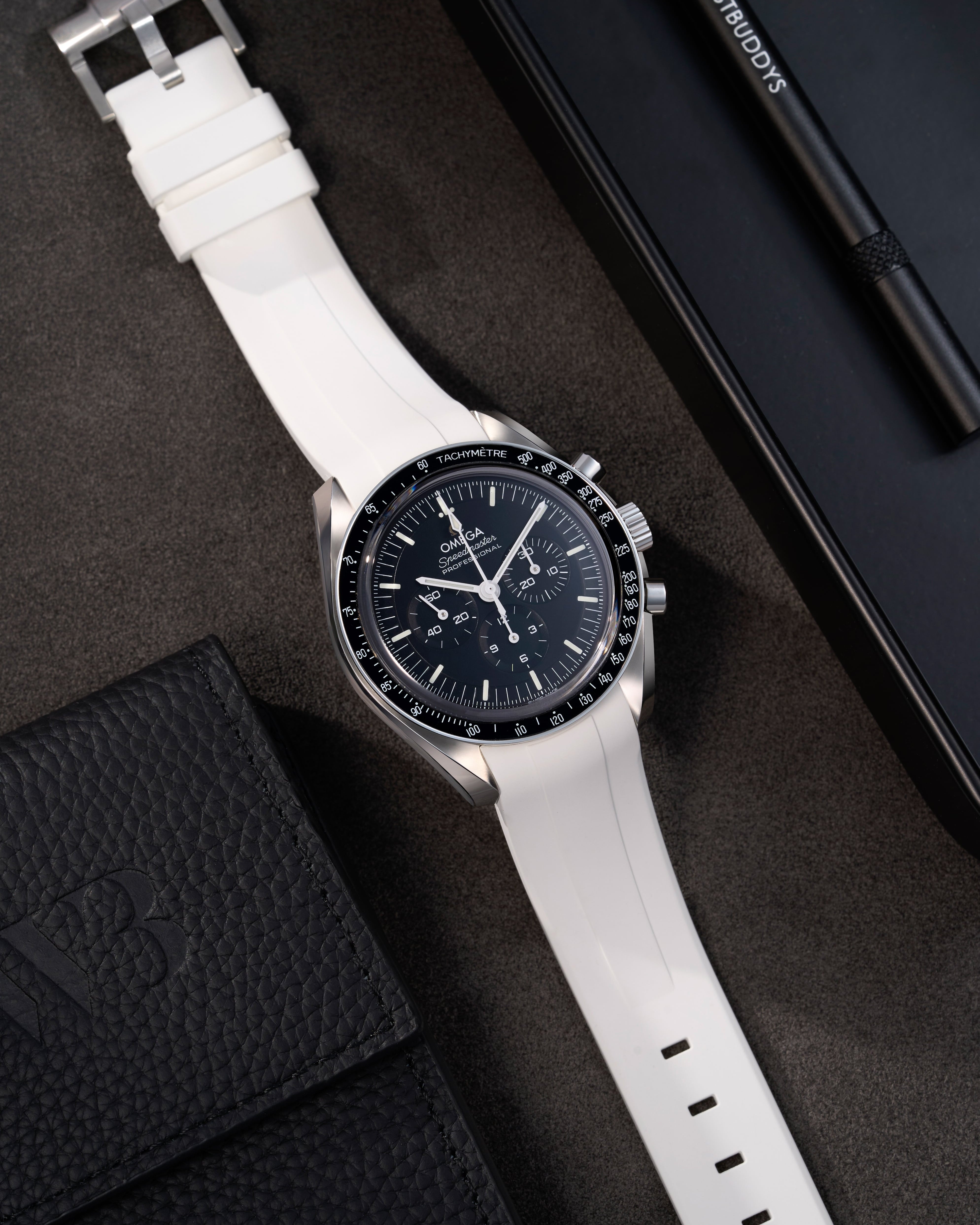 Omega Rubber Watch Strap watch band klockarmband uhrenband uhranarmband for Speedmaster MoonWatch Professinal Apollo 11 8 Ultraman Hesalite Sapphire Replacement speedytuesday speedy 57 sandwich dial 20mm what size strap for speedmaster 3861 watch strap for omega x swatch speedmaster moonswatch armband first watch on the moon first watch in space FOIS rubber UHRENARMBÄNDER Uhren Kautschukband cinturino in gomma black svart negro schwartz dark