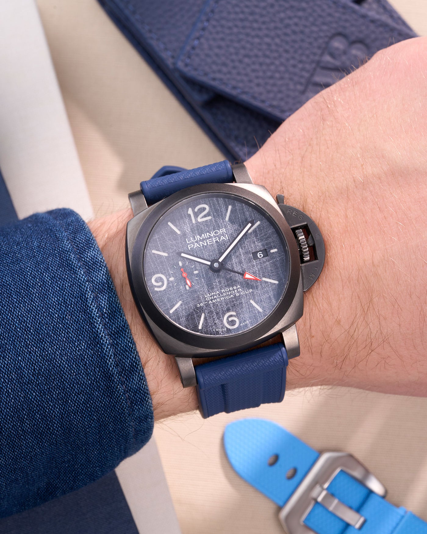 Panerai Luminor GMT Black Dial in Titanium with Navy Blue Rubber Watch Strap – Exclusive Italian Design klockarmband uhrenband replacement strap for Panerai PAM01313, 44mm durable military-style navy rubber armband för dykare och sportklockor – Swiss Made premium kvalitetsband med vattentålig konstruktion, perfekt för utomhusaktiviteter och robust användning
