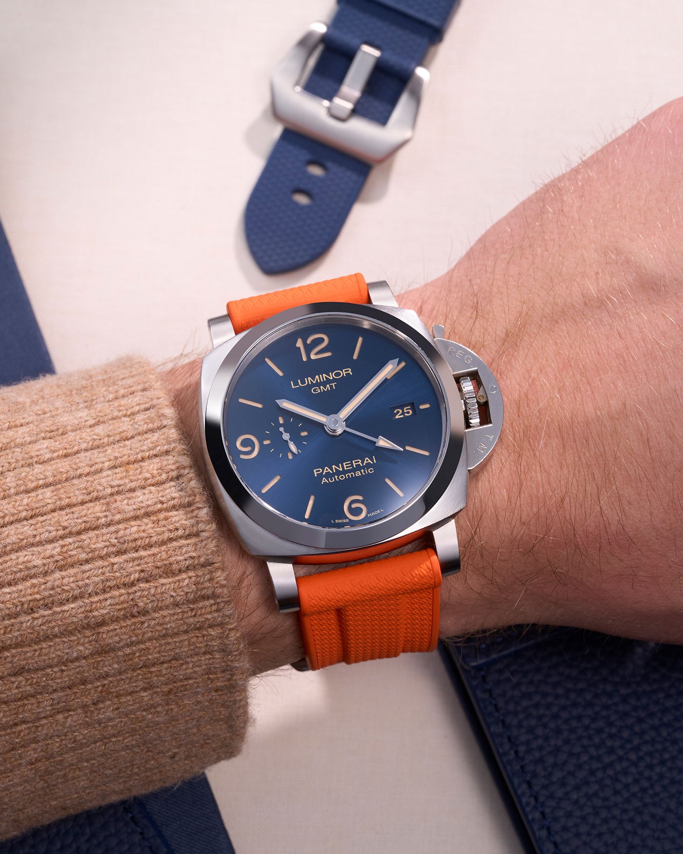 Panerai Luminor GMT Blue Dial on Orange Rubber Strap – Swiss luxury watch featuring polished stainless steel and 24mm orange uhrenband, offering both high-end aesthetics and functionality. This automatic GMT watch is ideal for those seeking style and performance, with the orange strap providing a striking contrast that complements the deep blue dial, making it an excellent choice for sports, travel, and daily wear.