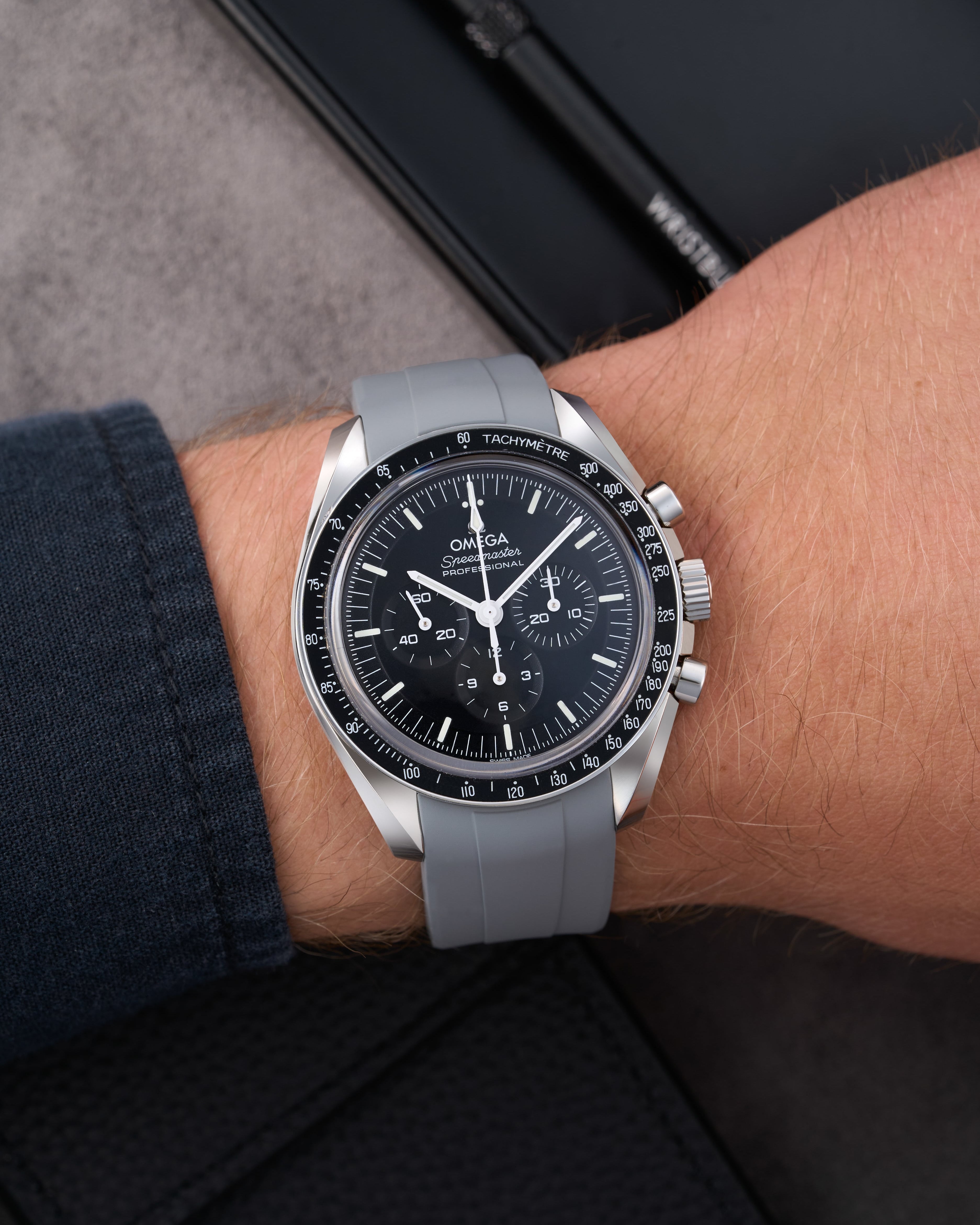 Omega Rubber Watch Strap watch band klockarmband uhrenband uhranarmband for Speedmaster MoonWatch Professinal Apollo 11 8 Ultraman Hesalite Sapphire Replacement speedytuesday speedy 57 sandwich dial 20mm what size strap for speedmaster 3861 watch strap for omega x swatch speedmaster moonswatch armband first watch on the moon first watch in space FOIS rubber UHRENARMBÄNDER Uhren Kautschukband cinturino in gomma black svart negro schwartz dark