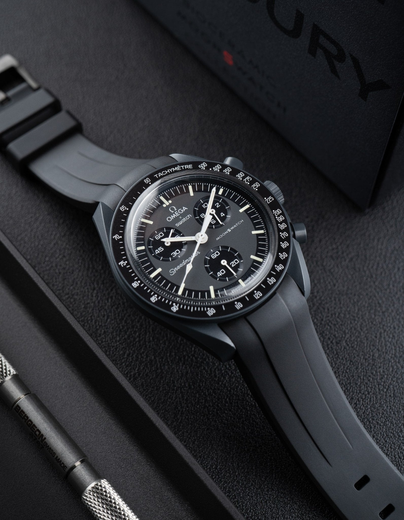 Omega X Swatch MoonSwatch Mission to the moonphase new moon full moon Moonwatch Speedmaster Professional Wristbuddys Wristbuddy Klockarmband klockband rubberstrap rubber strap straps for Mission to Mercury, mission to moon, moonswatches best rubber intergrated mission to moon mercury intergrated uhrenband bracelet Urrem bracelet de montre cinturino per orologio cinturino dell'orologio horlogeband correa de reloj Uhrenarmband Uhrarmband black schwartz svart negro new moonswatch