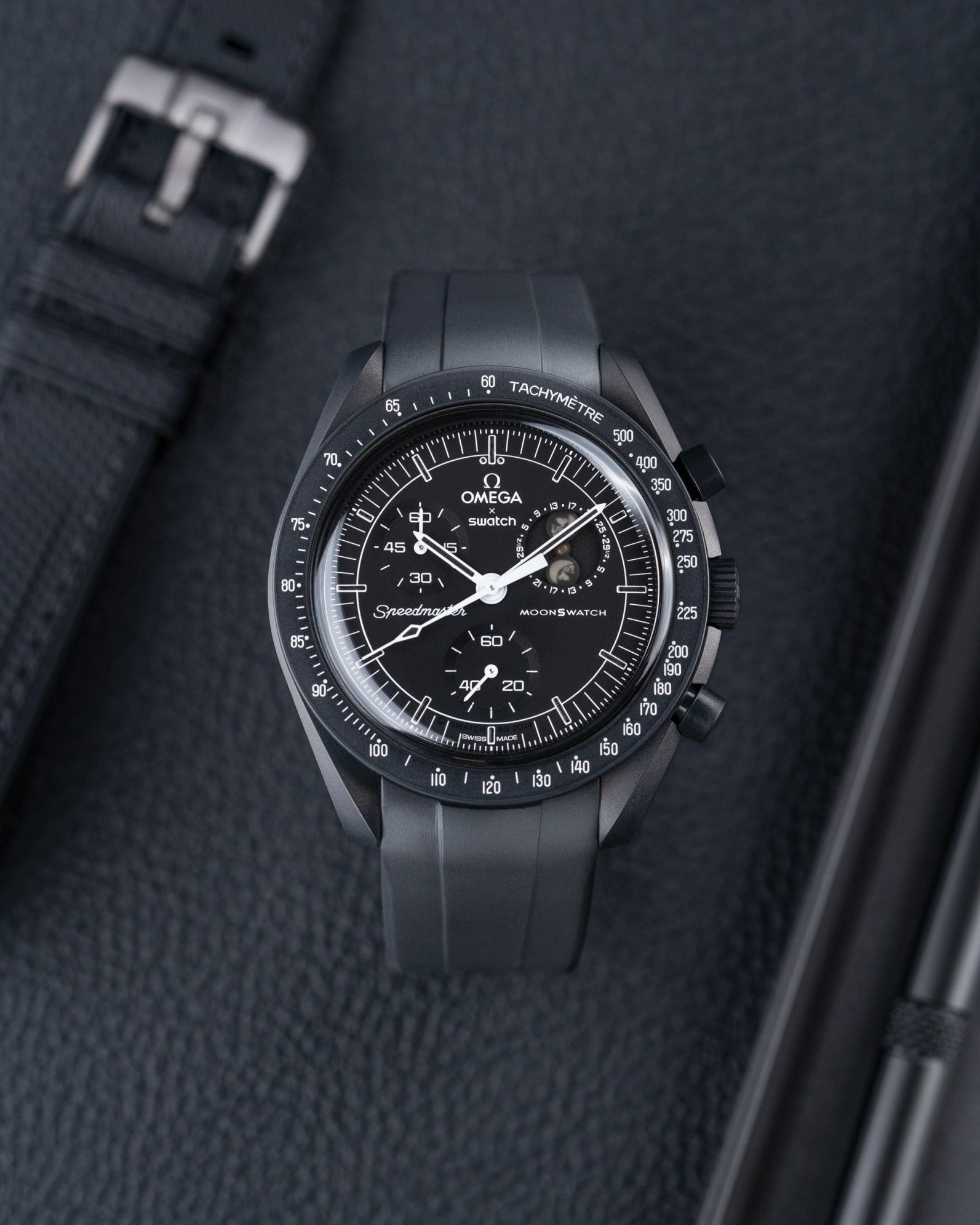 Omega X Swatch MoonSwatch Mission to the moonphase new moon full moon Moonwatch Speedmaster Professional Wristbuddys Wristbuddy Klockarmband klockband rubberstrap rubber strap straps for Mission to Mercury, mission to moon, moonswatches best rubber intergrated mission to moon mercury intergrated uhrenband bracelet Urrem bracelet de montre cinturino per orologio cinturino dell'orologio horlogeband correa de reloj Uhrenarmband Uhrarmband black schwartz svart negro new moonswatch