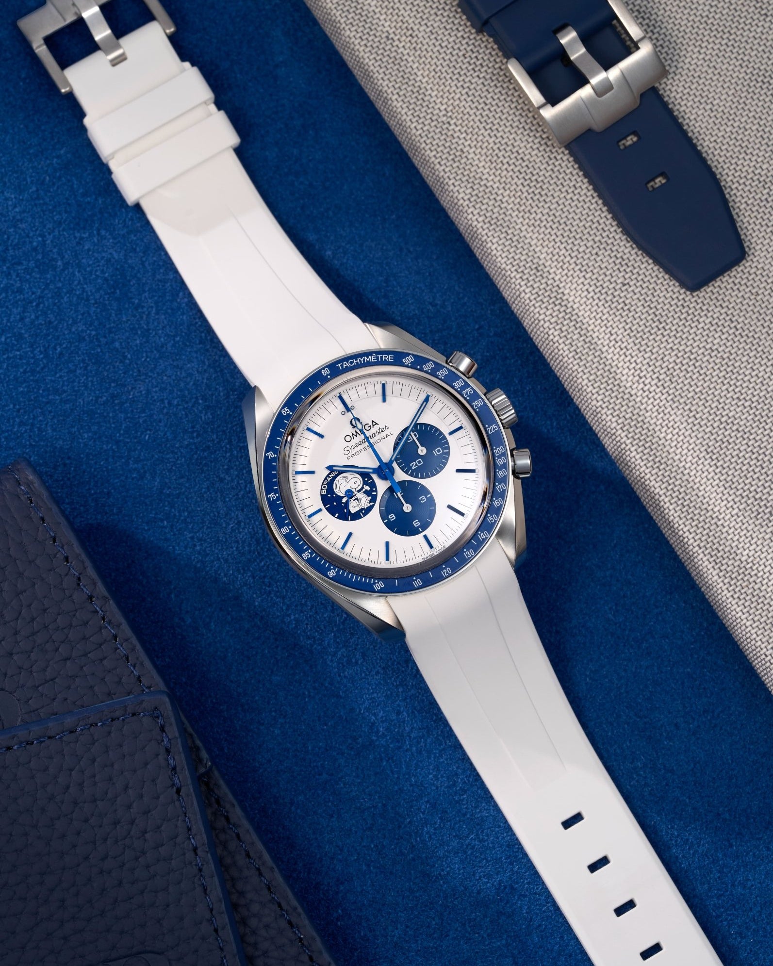 Omega Rubber Watch Strap watch band klockarmband uhrenband uhranarmband for Speedmaster MoonWatch Professinal Apollo 11 8 Ultraman Hesalite Sapphire Replacement speedytuesday speedy 57 sandwich dial 20mm what size strap for speedmaster 3861 watch strap for omega x swatch speedmaster moonswatch armband first watch on the moon first watch in space FOIS rubber UHRENARMBÄNDER Uhren Kautschukband cinturino in gomma snoopy snobben snopy Silver Snoopy Award Edition white blue blau weiss vit blå hvit blanc