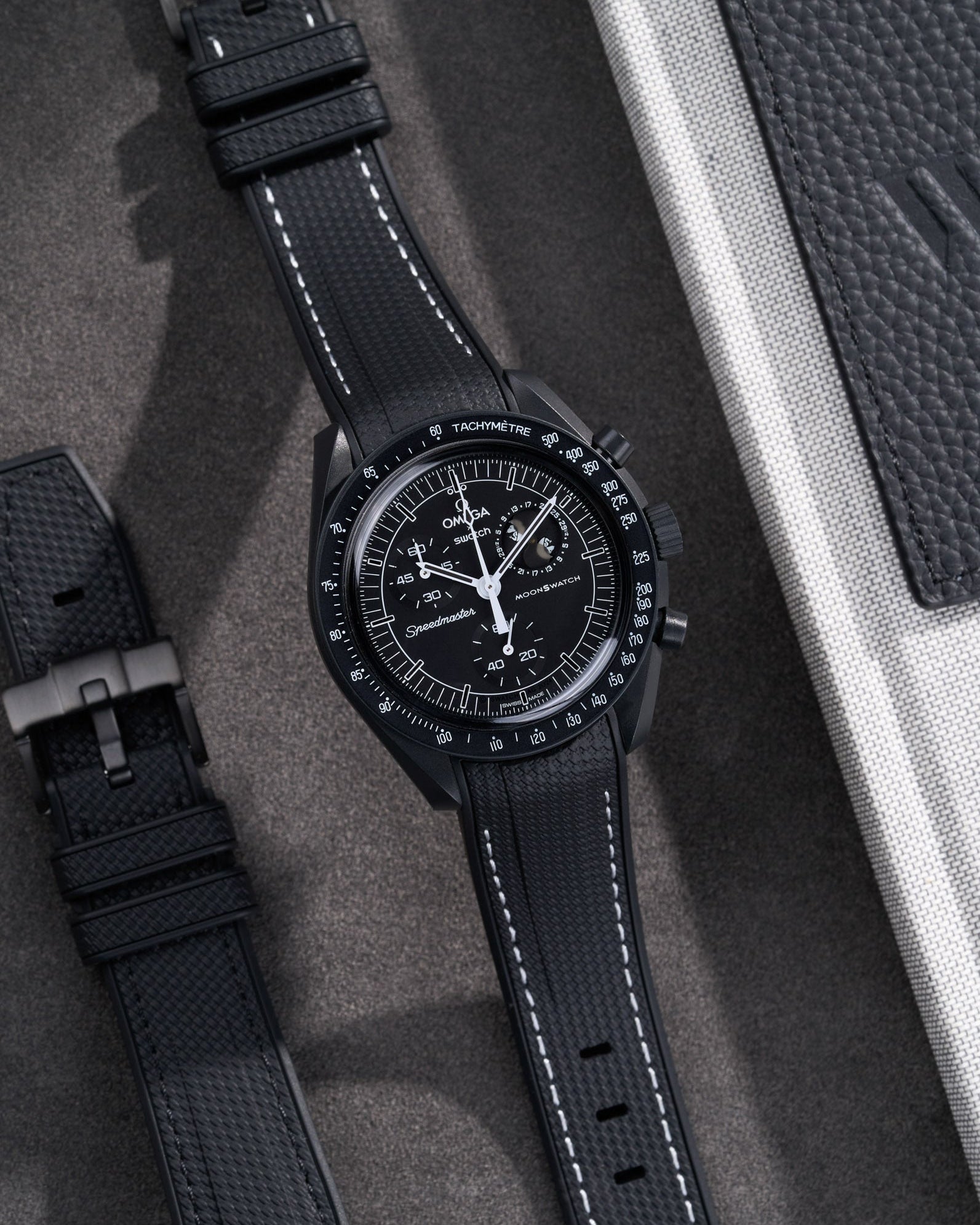 Omega X Swatch MoonSwatch Mission to the moonphase new moon full moon Moonwatch Speedmaster Professional Wristbuddys Wristbuddy Klockarmband klockband rubberstrap rubber strap straps for Mission to Mercury, mission to moon, moonswatches best rubber intergrated mission to moon mercury intergrated uhrenband bracelet Urrem bracelet de montre cinturino per orologio cinturino dell'orologio horlogeband correa de reloj Uhrenarmband Uhrarmband black schwartz svart negro new moonswatch