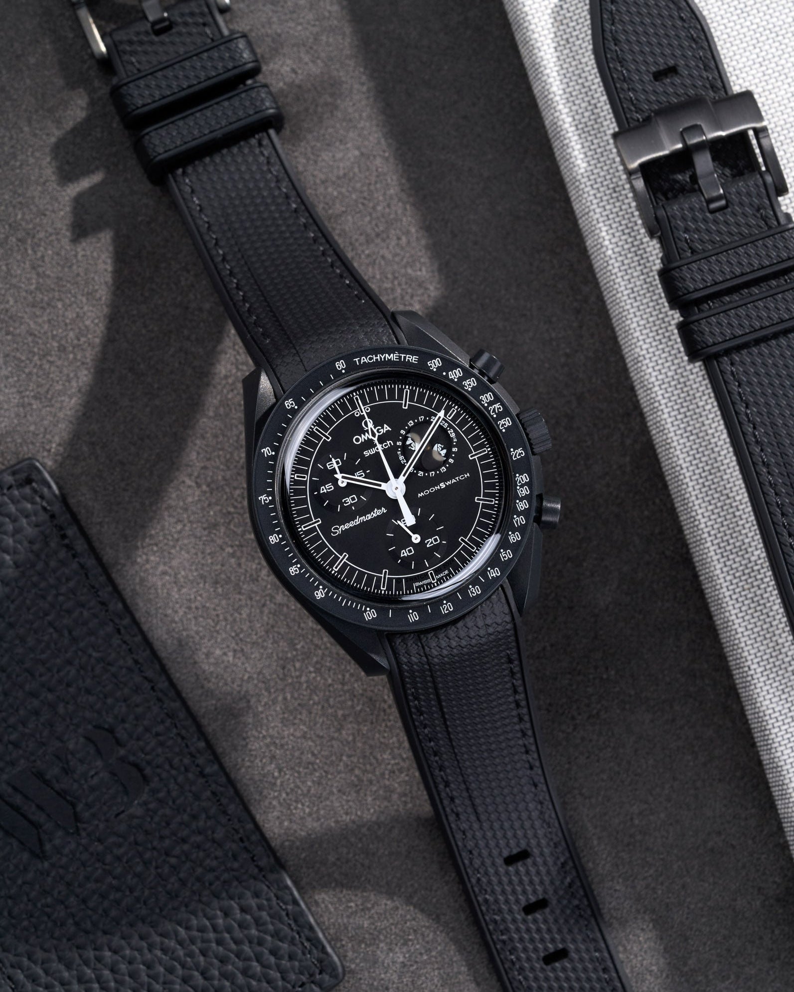 Omega X Swatch MoonSwatch Mission to the moonphase new moon full moon Moonwatch Speedmaster Professional Wristbuddys Wristbuddy Klockarmband klockband rubberstrap rubber strap straps for Mission to Mercury, mission to moon, moonswatches best rubber intergrated mission to moon mercury intergrated uhrenband bracelet Urrem bracelet de montre cinturino per orologio cinturino dell'orologio horlogeband correa de reloj Uhrenarmband Uhrarmband black schwartz svart negro new moonswatch