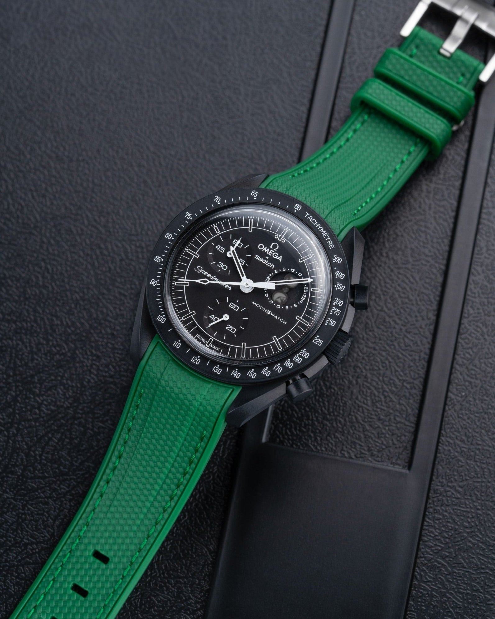 Omega X Swatch MoonSwatch Mission to the moonphase new moon full moon Moonwatch Speedmaster Professional Wristbuddys Wristbuddy Klockarmband klockband rubberstrap rubber strap straps for Mission to Mercury, mission to moon, moonswatches best rubber intergrated mission to moon mercury intergrated uhrenband bracelet Urrem bracelet de montre cinturino per orologio cinturino dell'orologio horlogeband correa de reloj Uhrenarmband Uhrarmband black schwartz svart negro new moonswatch