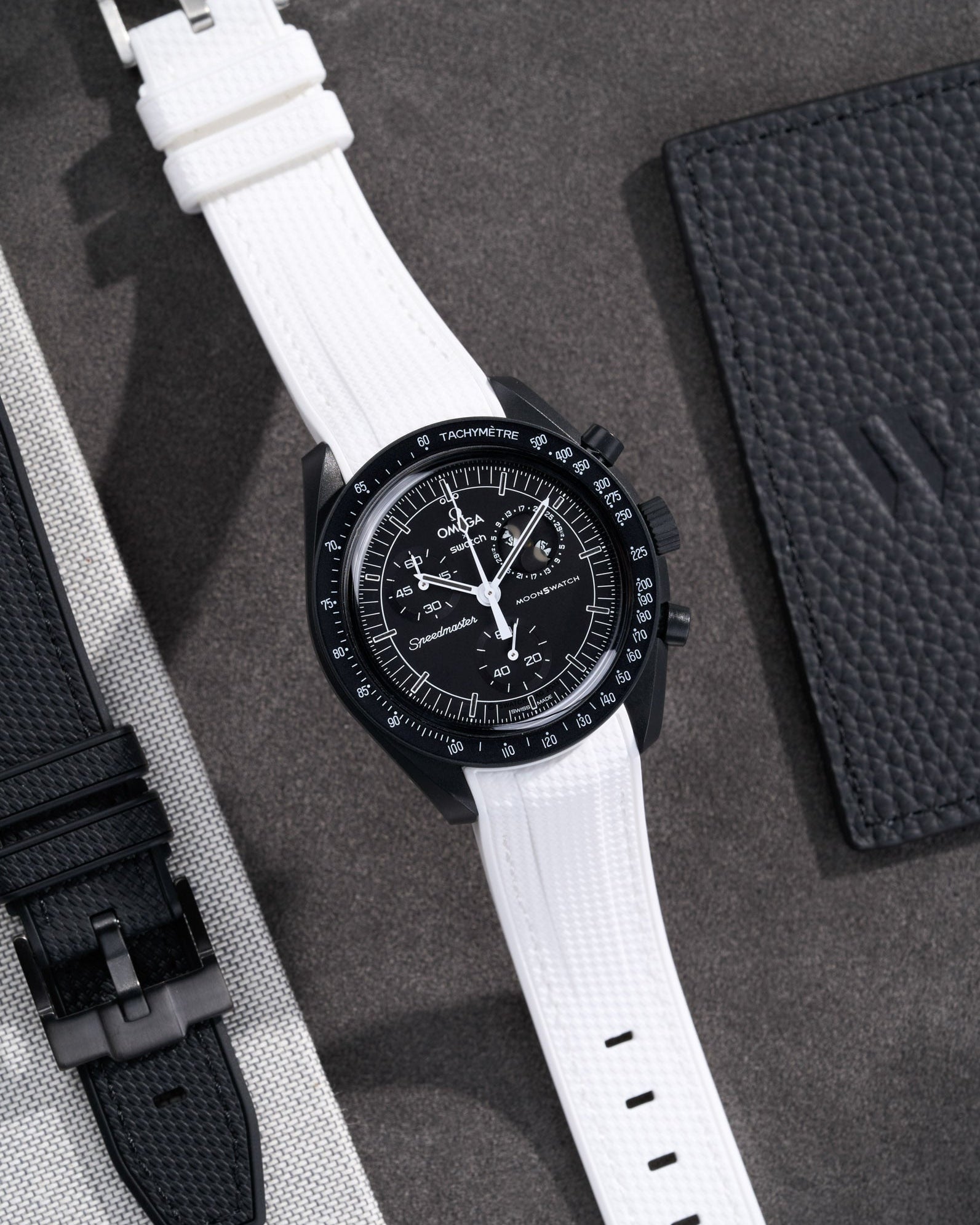 Omega X Swatch MoonSwatch Mission to the moonphase new moon full moon Moonwatch Speedmaster Professional Wristbuddys Wristbuddy Klockarmband klockband rubberstrap rubber strap straps for Mission to Mercury, mission to moon, moonswatches best rubber intergrated mission to moon mercury intergrated uhrenband bracelet Urrem bracelet de montre cinturino per orologio cinturino dell'orologio horlogeband correa de reloj Uhrenarmband Uhrarmband black schwartz svart negro new moonswatch