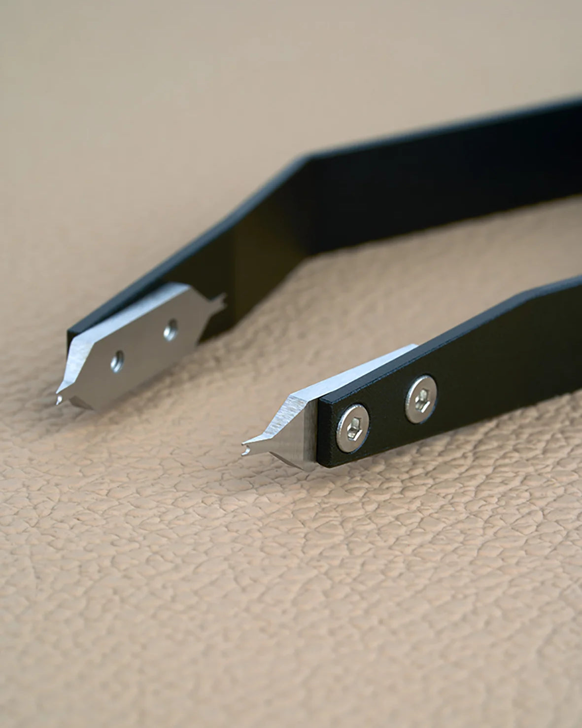 Close-up of Spring Bar Tweezer tips – stainless steel ends for safe and accurate strap removal