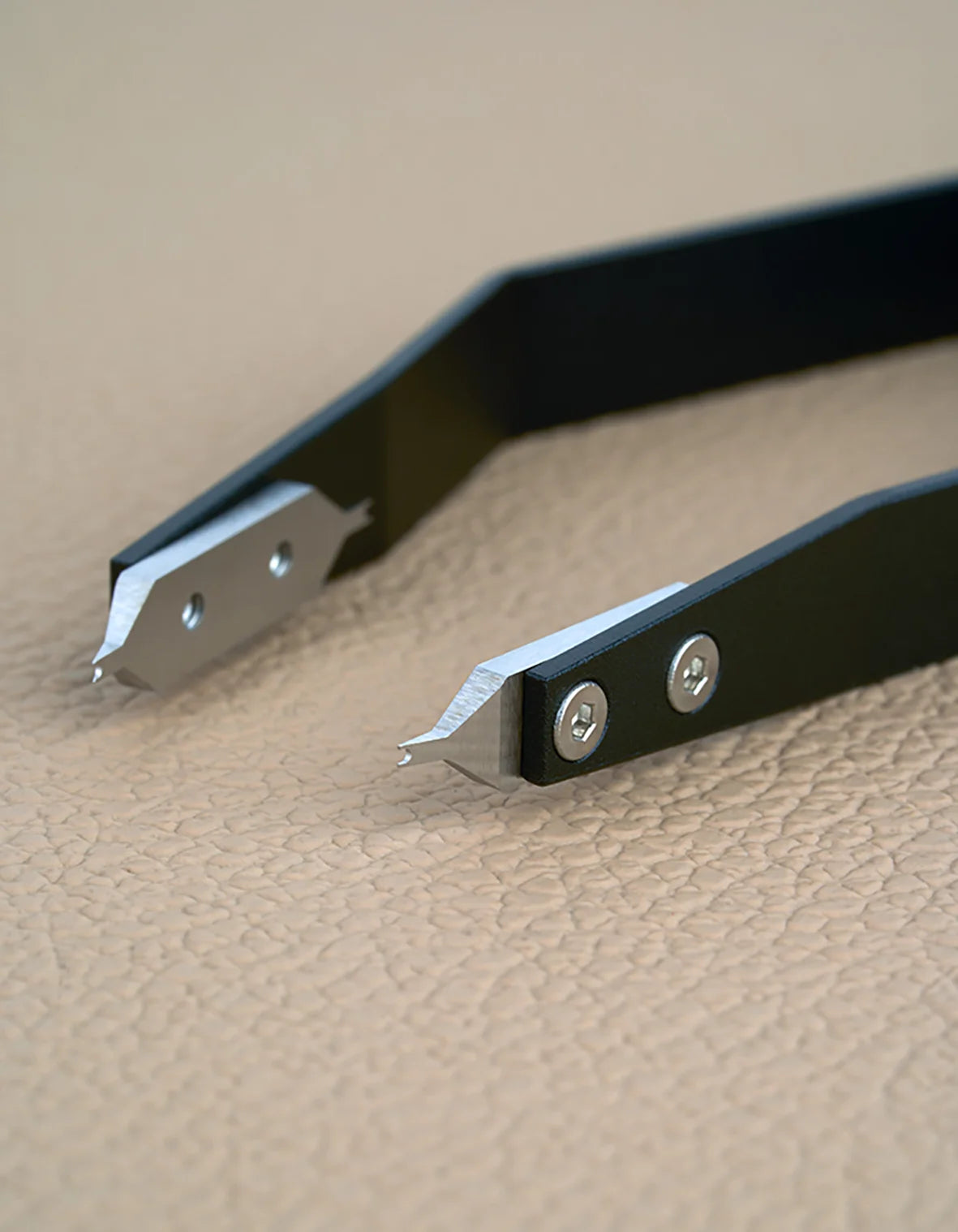 Close-up of Spring Bar Tweezer tips – stainless steel ends for safe and accurate strap removal