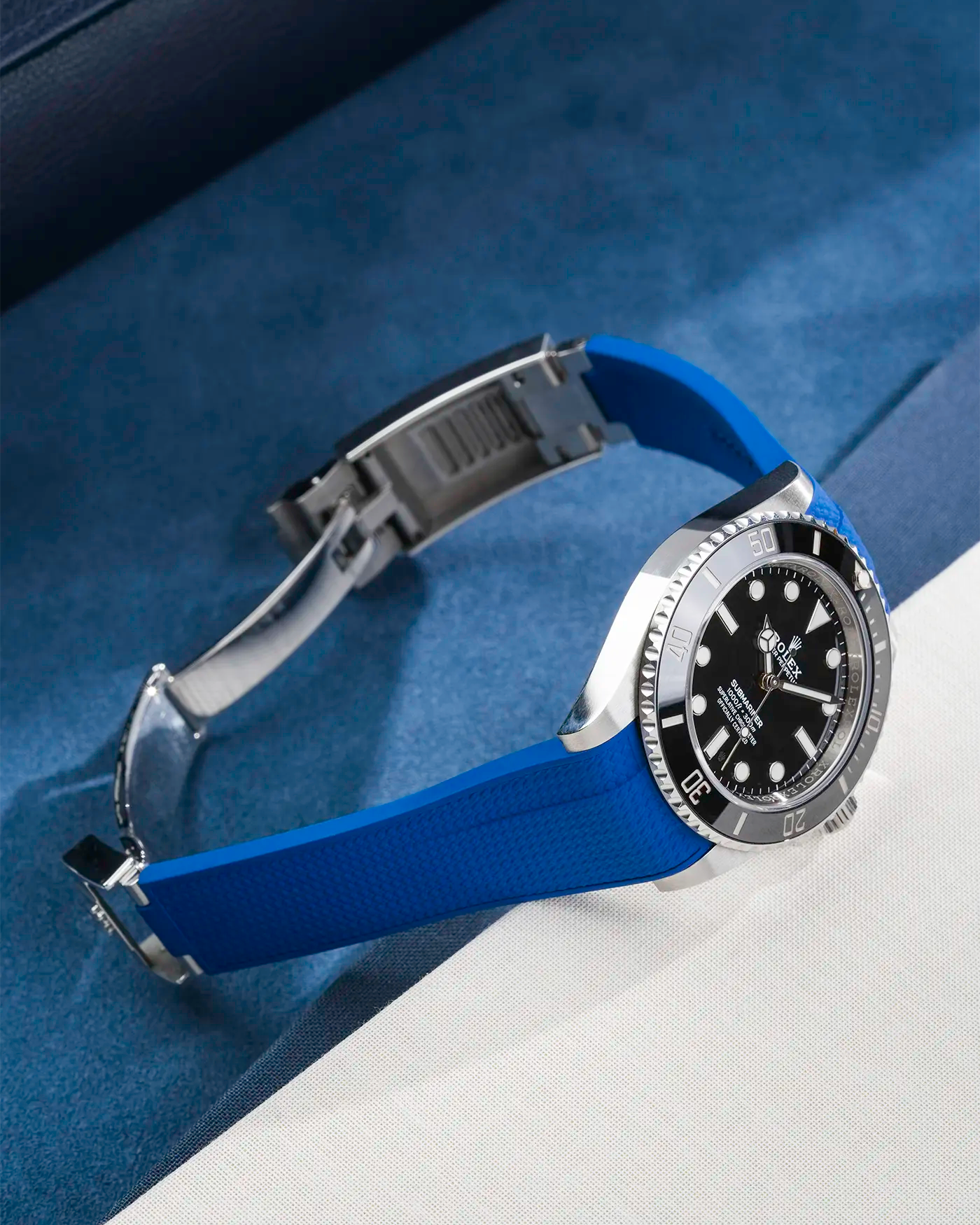 Product photo side angle of Rolex Submariner 41 fitted with navy blue Vertech FKM Rubber Strap sitting on the watch, integrated with original clasp and clasp open Andra bilden (How to count Rolex links – guide)