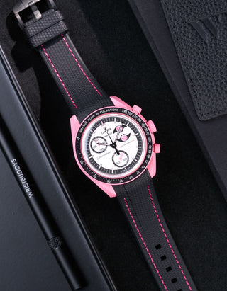 Omega X Swatch MoonSwatch Mission to The Pink MoonPhase Moonwatch Speedmaster Professional Wristbuddys Wristbuddy Klockarmband klockband rubberstrap rubber strap straps for Mission to Mercury, mission to moon, moonswatches best rubber intergrated mission to moon mercury intergrated uhrenband bracelet Urrem bracelet de montre cinturino per orologio cinturino dell'orologio horlogeband correa de reloj Uhrenarmband Uhrarmband black schwartz svart negro black strap with pink stitches and quick release