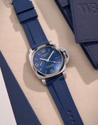 Panerai Luminor GMT Automatic Blue Dial med Polished Stainless Steel och Navy Blue Rubber Strap – klockarmband uhrenband, 44mm armband för exklusiva Panerai modeller, idealisk för både formella och informella tillfällen, italiensk lyxdesign som kombinerar komfort och hållbarhet i ett unikt paket, perfekt för både samlare och daglig användning