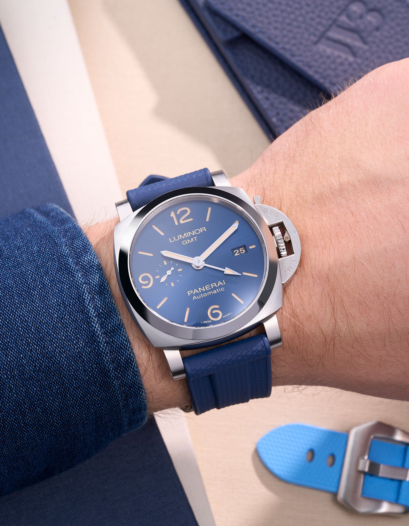 Panerai Luminor GMT Blue Dial Stainless Steel Case with Navy Blue Rubber Strap klockarmband uhrenband – lyxigt ersättningsband 24mm för Panerai-modeller, italiensk design med en sofistikerad och sportig touch, perfekt för den moderna gentlemannen – exklusivt urverk och hållbart gummimaterial för dagligt slitage och vattensporter