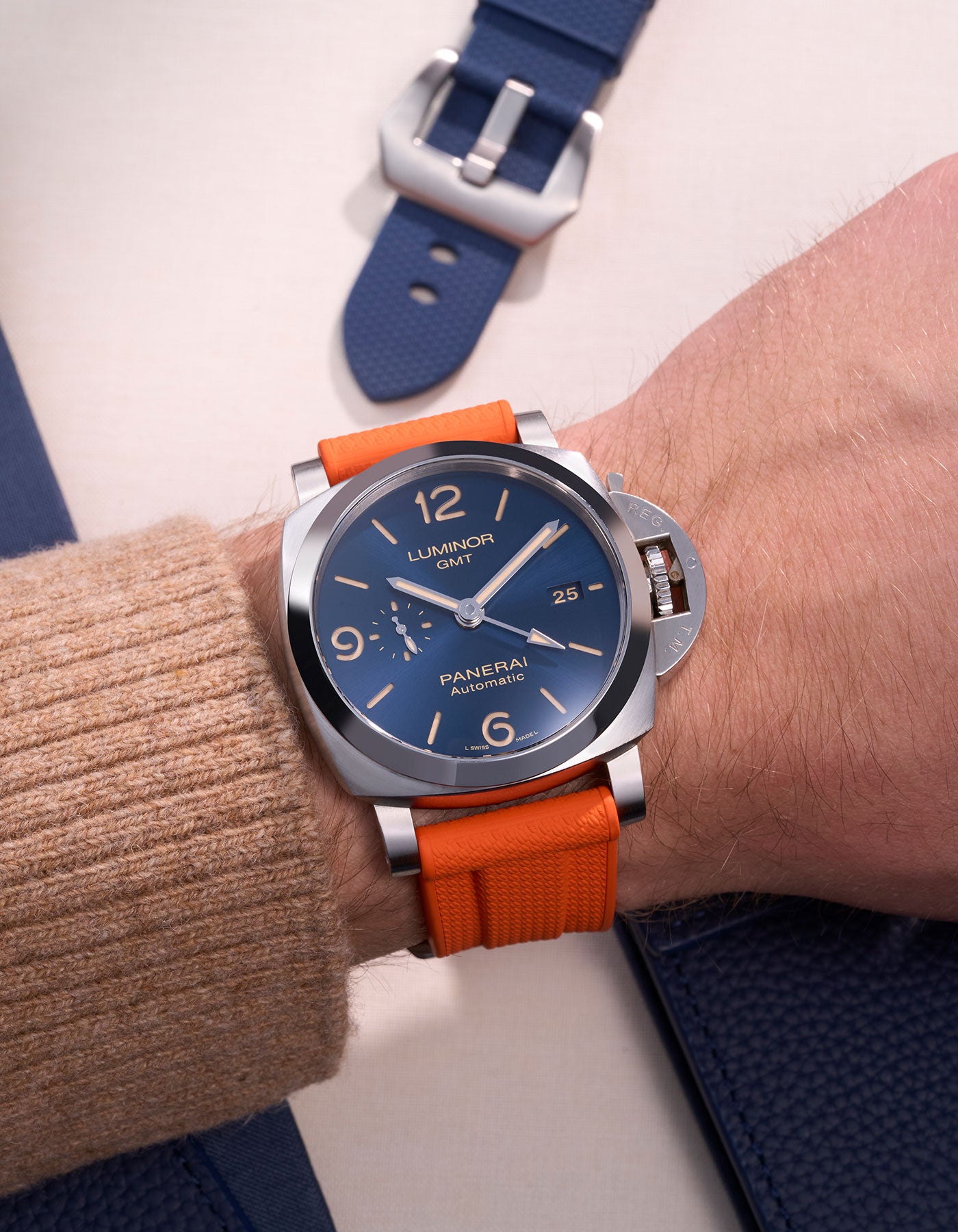 Panerai Luminor GMT Blue Dial on Orange Rubber Strap – Swiss luxury watch featuring polished stainless steel and 24mm orange uhrenband, offering both high-end aesthetics and functionality. This automatic GMT watch is ideal for those seeking style and performance, with the orange strap providing a striking contrast that complements the deep blue dial, making it an excellent choice for sports, travel, and daily wear.