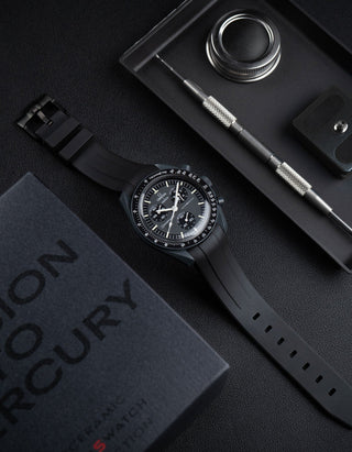 Omega X Swatch MoonSwatch Mission to the moonphase new moon full moon Moonwatch Speedmaster Professional Wristbuddys Wristbuddy Klockarmband klockband rubberstrap rubber strap straps for Mission to Mercury, mission to moon, moonswatches best rubber intergrated mission to moon mercury intergrated uhrenband bracelet Urrem bracelet de montre cinturino per orologio cinturino dell'orologio horlogeband correa de reloj Uhrenarmband Uhrarmband black schwartz svart negro new moonswatch