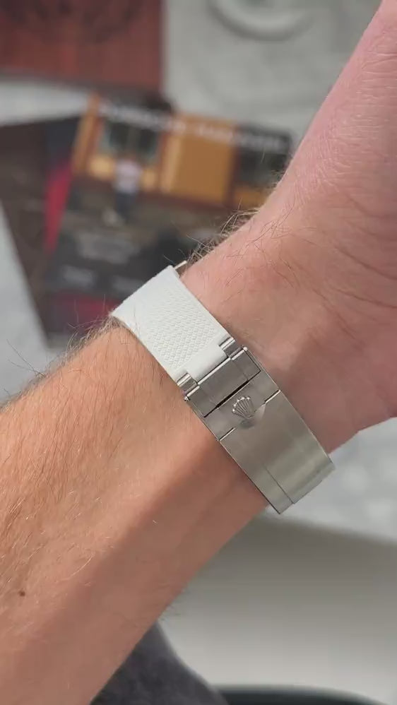Short UGC clip showing a wrist roll of a  Rolex Submariner 116610LV with white vertech rubber strap