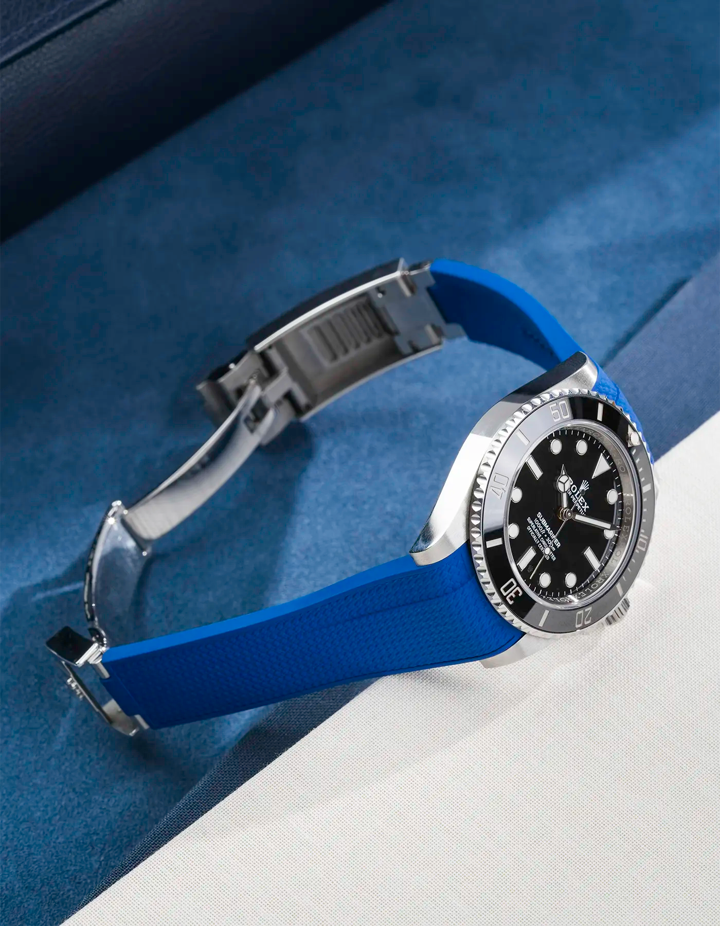 Product photo side angle of Rolex Submariner 41 fitted with navy blue Vertech FKM Rubber Strap sitting on the watch, integrated with original clasp and clasp open Andra bilden (How to count Rolex links – guide)